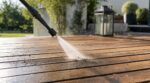 Terrasse en bois : ce geste avec le Karcher que vos pieds nus vont payer très cher dans quelques mois