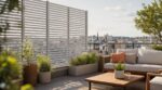 Terrasse : ne faites plus l’erreur du mur plein, ce brise-vent malin, 2 à 4 fois moins cher et plus efficace