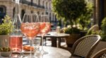 Terrasses 2026 : les barmen ont changé d’ingrédient pour le spritz, ce nouvel apéritif rose détrône déjà l’Aperol