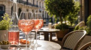 Terrasses 2026 : les barmen ont changé d’ingrédient pour le spritz, ce nouvel apéritif rose détrône déjà l’Aperol