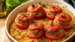 Tomates farcies : ce geste avec le riz au fond du plat ne laisse plus une goutte de jus, et change tout au four
