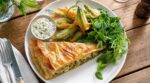 Tourte d’été, sauce gribiche et tempura : ce geste interdit que tout le monde fait et qui gâche votre assiette de resto