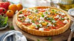 Une pâte, deux fromages frais, des tomates : la tarte d&rsquo;été qui bluffe les invités si vous évitez ce geste qui la ruine