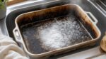 Vinaigre blanc, bicarbonate : arrêtez de frotter, ce duo de poudres dans l’eau bouillante décolle tout le brûlé