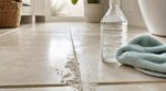 Vinaigre blanc : si ce test avec l’ongle sur vos joints de carrelage laisse une fine poussière, le pire commence