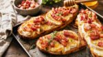 Voici les tartines chèvre-lardons-miel qui ont remplacé toutes mes pizzas du vendredi soir (si vous évitez ce piège)