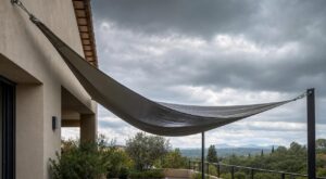 Voile d’ombrage : ce simple pourcentage oublié avant l’orage d’août a failli ruiner mes fixations murales