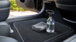 Vous abîmez vos tapis avec des sprays auto à 15 € : ce produit ménager à quelques centimes sèche en 1 h