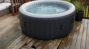 Vous avez un spa gonflable sur votre terrasse en bois ? Cette tonne d’eau pourrait la ruiner en un été