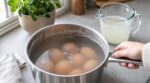 Vous gardez l’eau de cuisson des œufs durs ? Cette erreur avec la casserole peut contaminer votre cuisine
