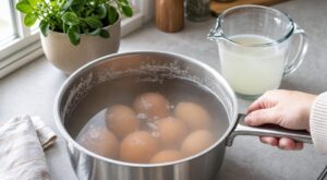 Vous gardez l’eau de cuisson des œufs durs ? Cette erreur avec la casserole peut contaminer votre cuisine
