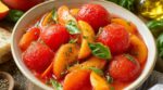 Vous pelez encore tomates et pêches au couteau ? Ce geste de chef finit net la charpie en quelques secondes