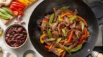 Vous saisissez vos lamelles de bœuf au wok ? Sans ce geste de 20 min avec un ingrédient banal, elles resteront dures