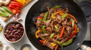 Vous saisissez vos lamelles de bœuf au wok ? Sans ce geste de 20 min avec un ingrédient banal, elles resteront dures
