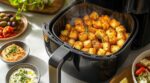 Apéro : fini les dés de fromage, ces boulettes pomme de terre-halloumi à l’airfryer cuisent quand les invités arrivent