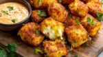 Apéro : j’ai râpé ce fromage avec de la pomme de terre dans l’airfryer, ces bouchées croustillantes partent en 5 min