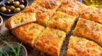 Apéro : oubliez la focaccia nature, cette version au cheddar et croûte croustillante cartonne mais un geste la ruine