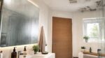 Après la douche, ce geste avec la porte de la salle de bains que font tous les Français favorise les moisissures