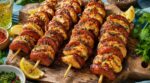 Arrêtez de piquer vos morceaux de poulet un par un : cette astuce au chorizo rend les brochettes irrésistibles