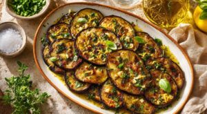 Aubergines rôties : ne les servez plus comme avant, cette marinade façon bistrot méditerranéen bluffe tout le monde