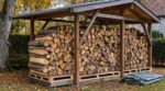 Bois de chauffage : cette installation ouverte, bien plus efficace qu’une bâche, peut vraiment diviser votre facture