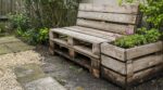 Bois de palette au jardin : cette erreur que les anciens évitaient condamne vos bancs et terrasses en silence
