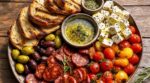 Cacahuètes à l’apéro, c’est terminé : cette assiette du Sud au pain grillé s’engloutit en 10 minutes