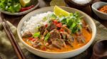 Ce bol de riz coco-curry au bœuf prêt en 30 min réchauffe mes soirées : le geste interdit à éviter à tout prix