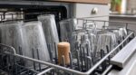 Ce bouchon de liège que tout le monde met au lave-vaisselle : ce qu’il fait à vos verres ternes (et le piège)