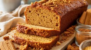 Ce cake aux biscuits épicés, ultra moelleux et prêt en 15 min, va vous faire oublier le quatre-quarts