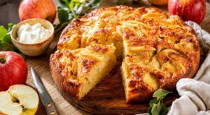 Ce gâteau aux pommes reste ultra moelleux 2 jours : l’ingrédient crémeux que vous oubliez dans la pâte