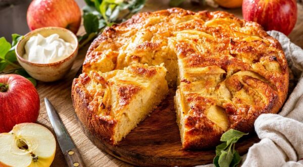 Ce gâteau aux pommes reste ultra moelleux 2 jours : l'ingrédient crémeux que vous oubliez dans la pâte