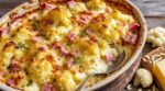 Ce gratin de chou-fleur au comté et jambon enterre la version cantine grâce à ce geste simple avant la béchamel