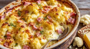 Ce gratin de chou-fleur au comté et jambon enterre la version cantine grâce à ce geste simple avant la béchamel