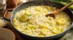 Ce risotto crémeux aux poireaux prêt en 30 min sauve vos soirs de semaine si vous évitez cette erreur au bouillon