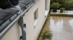 Ce test de 5 minutes dans vos gouttières avant les averses de septembre évite l’erreur qui ruine votre terrasse