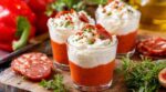 Ces verrines rouges façon dessert cachent une entrée du sud bluffante qui fait fondre tous vos invités à l’apéro
