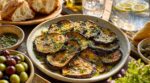 Cet été, oubliez la ratatouille : ces aubergines rôties marinées servies glacées disparaissent en premier à l’apéro