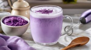 Cette boisson violette sans caféine affole les coffee shops : 5 minutes pour la faire maison sans ruiner ses bienfaits
