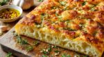 Cette focaccia au cheddar à croûte ultra croustillante cartonne, ne faites jamais ce geste