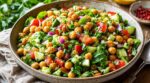 Cette salade prête en 30 min cache un ingrédient croustillant qui en fait l’entrée qu’on nous réclame sans arrêt