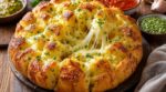 Chaque week-end, ce pain à déchirer au beurre d’ail et mozzarella a fait disparaître tous les feuilletés apéro