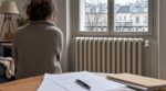 Chauffage en panne : ces 2 voisins vivent le même froid, mais seul celui qui évite cette erreur voit son loyer baisser