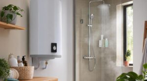 Chauffe-eau coupé pendant les vacances : ce geste au retour favorise une bactérie que vous respirez sous la douche
