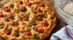 Chez vous, cette focaccia façon pizza sans pétrissage gonfle plus que chez le boulanger grâce à ce geste simple
