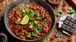 Chili con carne : si votre plat reste fade ou sec, cet ingrédient du rayon desserts que tout le monde a change tout