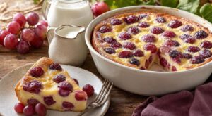 Clafoutis : ne refaites plus la recette classique sans ce fruit et ce nouveau ratio lait-crème ultra fondant