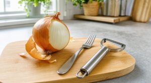 Émincer un oignon sans couteau : ces deux ustensiles de votre tiroir changent tout (et protègent vos doigts)
