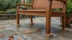 En 2026, les pros glissent ces petits supports discrets sous le banc de jardin avant l’hiver pour éviter la casse