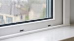 Fenêtres PVC qui ruissellent : ces trois petits trous que les menuisiers contrôlent pour éviter la moisissure
